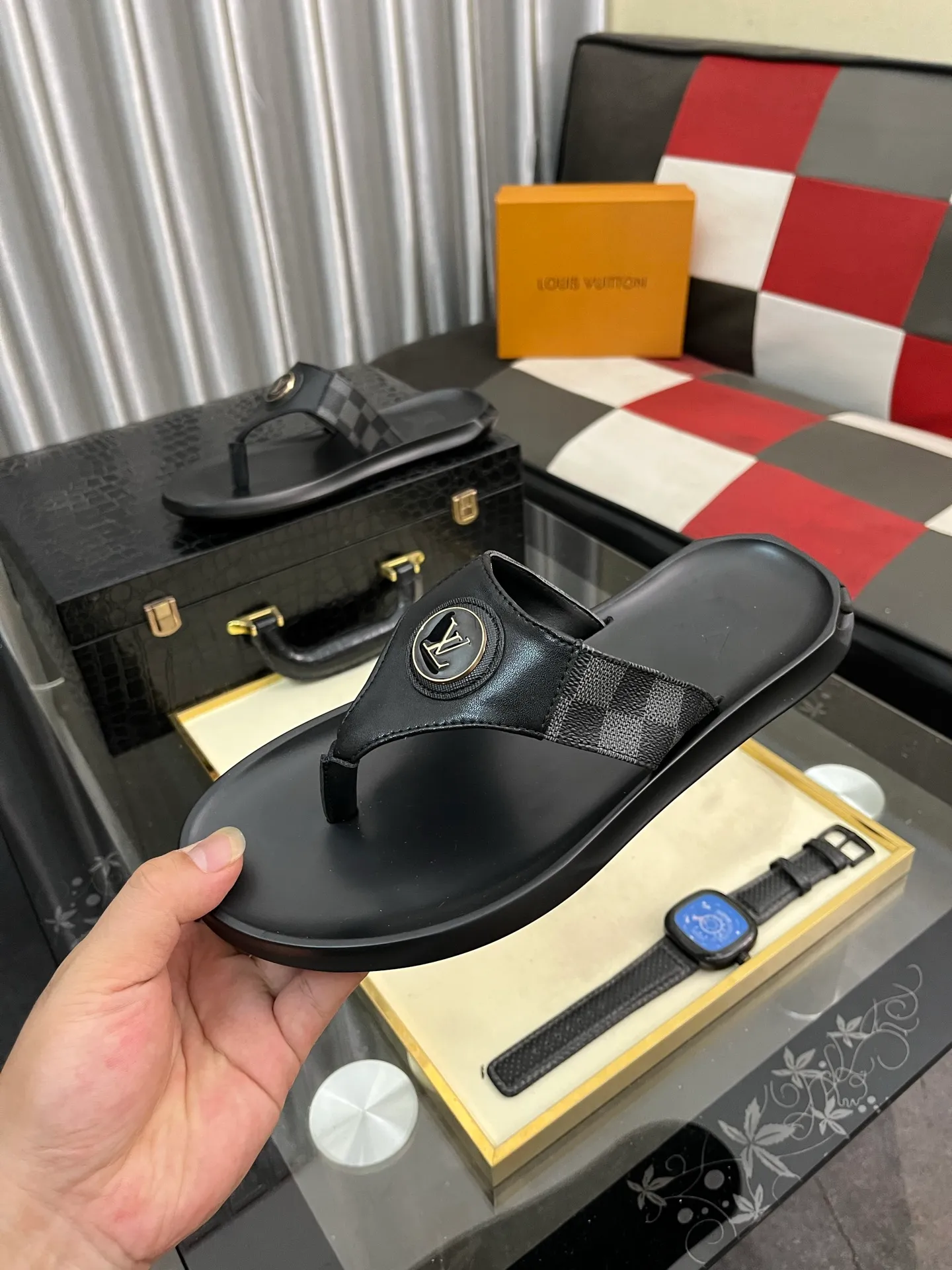 Men's shoes 💰260⌚️⌚️lv-Louis Vuitton) new men's sandals, high-end boutique, exquisite embossed logo decoration on the upper, fine workmanship, super soft soles, casual, loose and comfortable, a must-have in summer! \nsize: 38-443️⃣Colors available